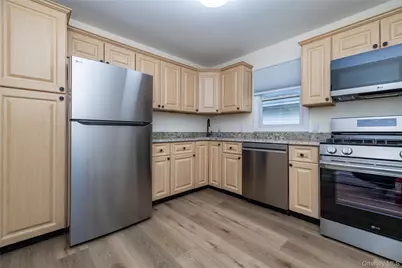 542 E Pine Street #Upper, Long Beach, NY 11561 - Photo 5