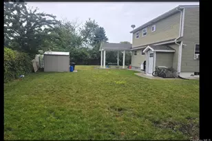18 Cyprus Ave, Brentwood, NY 11717 - Photo 5