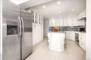 70 Longfellow Rd, Great Neck, NY 11023 - Photo 9