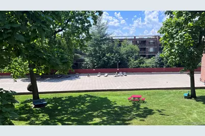 290 Collins Avenue #8E, Fleetwood, NY 10552 - Photo 19