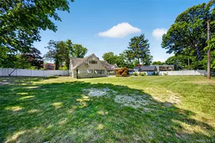 81 Carriage Ln, Roslyn Heights, NY 11577 - Photo 3