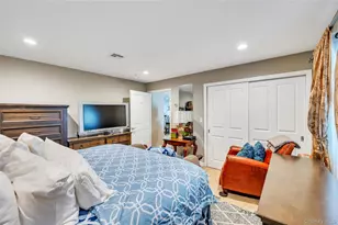 26 Picture Ln, Hicksville, NY 11801 - Photo 19