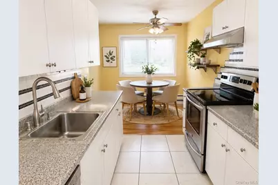 2453 D Union Boulevard #4A, Islip, NY 11751 - Photo 5
