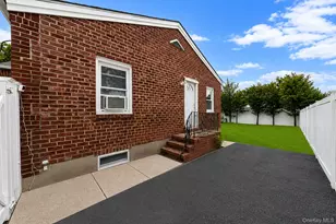 136 Sioux St, Ronkonkoma, NY 11779 - Photo 17