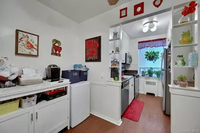 280 Collins Avenue #6D, Fleetwood, NY 10552 - Photo 9