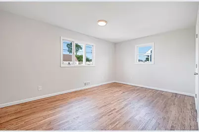 381 N Clinton Avenue, Lindenhurst, NY 11757 - Photo 9