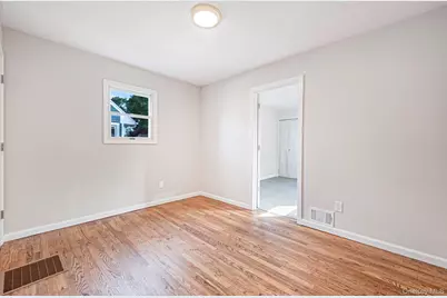 381 N Clinton Avenue, Lindenhurst, NY 11757 - Photo 11