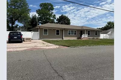 32 Bedford Street, Copiague, NY 11726 - Photo 1