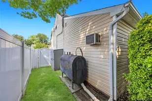 21 Horn Ln, Levittown, NY 11756 - Photo 29