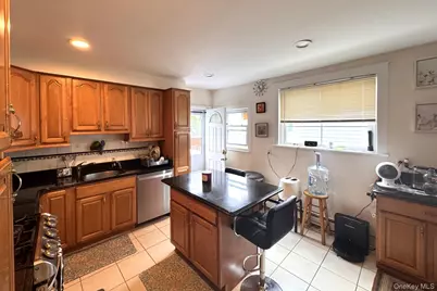 36 Earle Place, New Rochelle, NY 10801 - Photo 11
