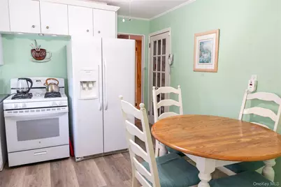 127 Suffolk Avenue, West Babylon, NY 11704 - Photo 9