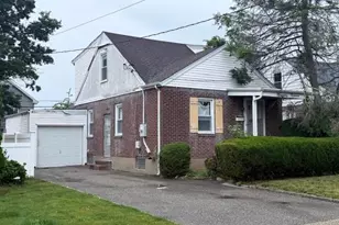 1915 Stewart Ave, New Hyde Park, NY 11040 - Photo 3