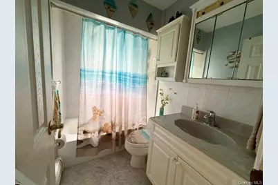 452 N Monroe Avenue, Lindenhurst, NY 11757 - Photo 17