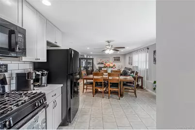 395 N Putnam Avenue, Lindenhurst, NY 11757 - Photo 25