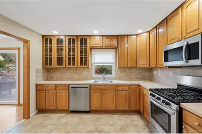 395 N Putnam Avenue, Lindenhurst, NY 11757 - Photo 7