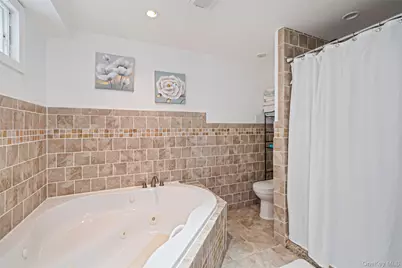 395 N Putnam Avenue, Lindenhurst, NY 11757 - Photo 27