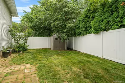 395 N Putnam Avenue, Lindenhurst, NY 11757 - Photo 33