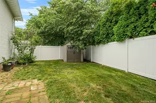 395 N Putnam Ave, Lindenhurst, NY 11757 - Photo 33