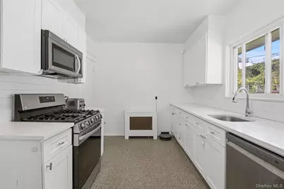 222 Carol Avenue #Right Side, Pelham, NY 10803 - Photo 3