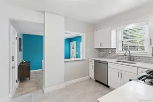 20 Beverly Pkwy, Freeport, NY 11520 - Photo 9