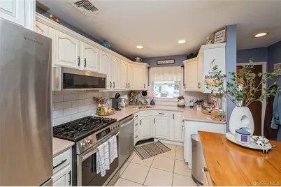 389 Briarwood Road, Massapequa, NY 11758 - Photo 5