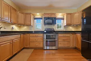 30 Universe Dr, Levittown, NY 11756 - Photo 5