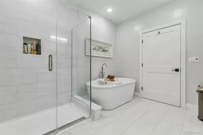 45104 Silver Birch Lane, Plainview, NY 11803 - Photo 19