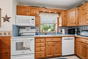 32 Jackson St, Riverhead, NY 11901 - Photo 13