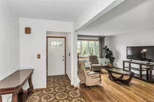 43 Grohmans Ln, Plainview, NY 11803 - Photo 3