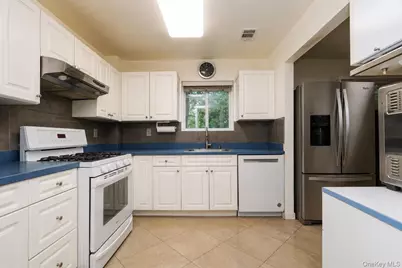 64 Amanda Court, New York, NY 10312 - Photo 13