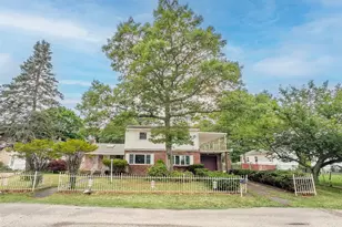 10 Windsor Pl, Shirley, NY 11967 - Photo 3