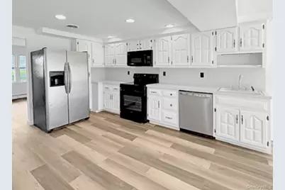 342 Versa Place, Sayville, NY 11782 - Photo 3