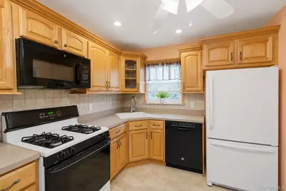 33 Wilshire Drive, North Babylon, NY 11703 - Photo 9