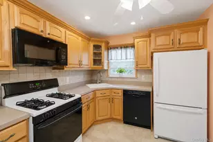 33 Wilshire Dr, North Babylon, NY 11703 - Photo 9