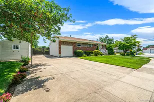 33 Wilshire Dr, North Babylon, NY 11703 - Photo 3