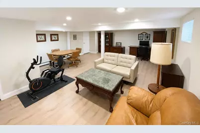 377 Old Courthouse Road, Manhasset Hills, NY 11040 - Photo 37