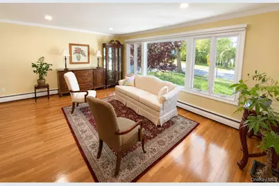 377 Old Courthouse Road, Manhasset Hills, NY 11040 - Photo 3