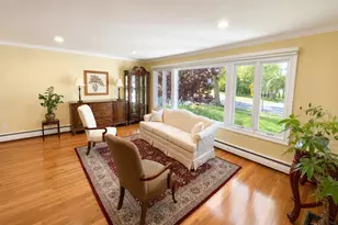 377 Old Courthouse Rd, Manhasset Hills, NY 11040 - Photo 3