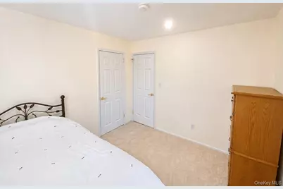 377 Old Courthouse Road, Manhasset Hills, NY 11040 - Photo 19