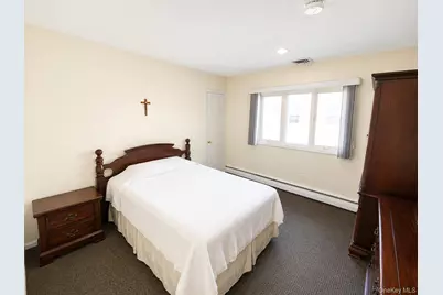 377 Old Courthouse Road, Manhasset Hills, NY 11040 - Photo 21