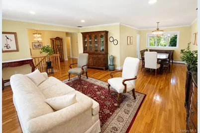 377 Old Courthouse Road, Manhasset Hills, NY 11040 - Photo 7