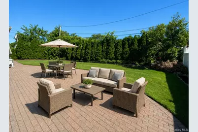377 Old Courthouse Road, Manhasset Hills, NY 11040 - Photo 41