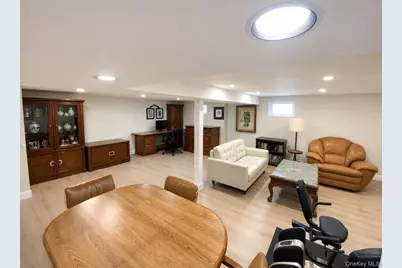 377 Old Courthouse Road, Manhasset Hills, NY 11040 - Photo 35