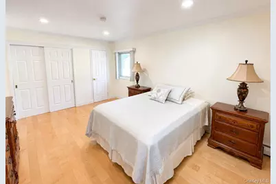 377 Old Courthouse Road, Manhasset Hills, NY 11040 - Photo 25