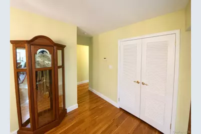 377 Old Courthouse Road, Manhasset Hills, NY 11040 - Photo 17