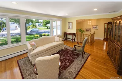 377 Old Courthouse Road, Manhasset Hills, NY 11040 - Photo 9