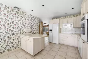 315 Laurel Ln, Syosset, NY 11791 - Photo 7
