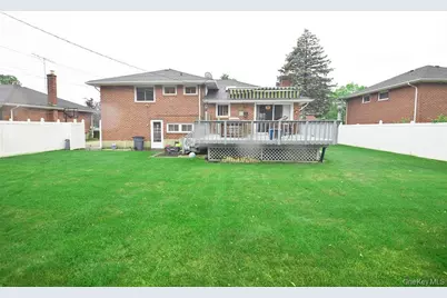 51 Whitman Avenue, Syosset, NY 11791 - Photo 25