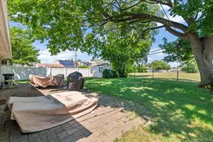 7 Chickadee Ln, Levittown, NY 11756 - Photo 25