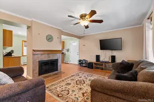 7 Chickadee Ln, Levittown, NY 11756 - Photo 5